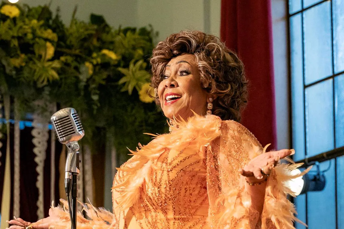 Imagem mostra a cantora Alcione, que se apresenta em Curitiba