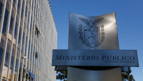 Quase R$ 200 mil em propina: Justiça condena ex-servidora da Educação e empresário no Paraná