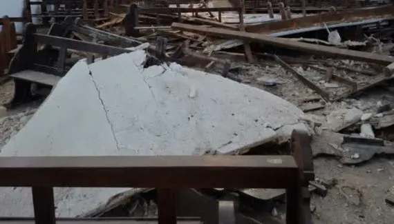 Teto de igreja desaba em Curitiba dias após padre anunciar falta de recursos para reforma