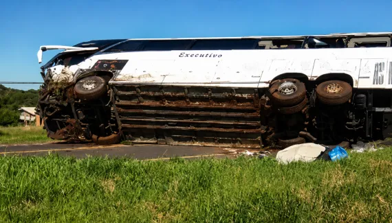 Motorista morre e mais de 40 ficam feridos após carro bater em ônibus na BR-277