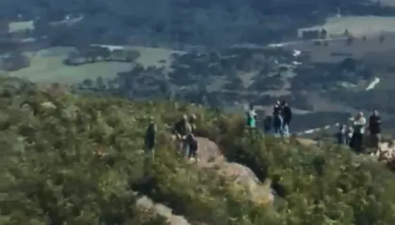 Mulher de 51 anos é içada por helicóptero após mal súbito em trilha no Morro do Canal