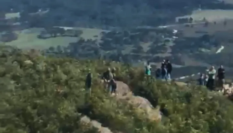 Mulher de 51 anos é içada por helicóptero após mal súbito em trilha no Morro do Canal