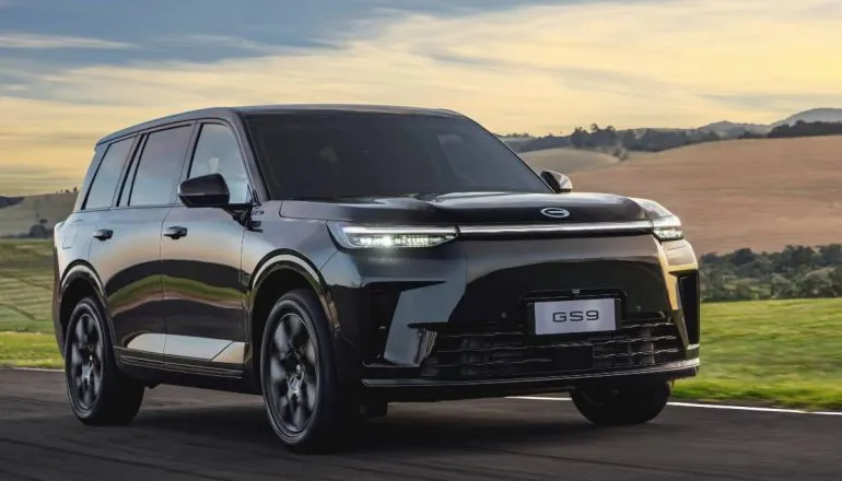 GAC GS9 Ultra. Detalhe para o modelo na cor preta e grande frontal em uma pista.