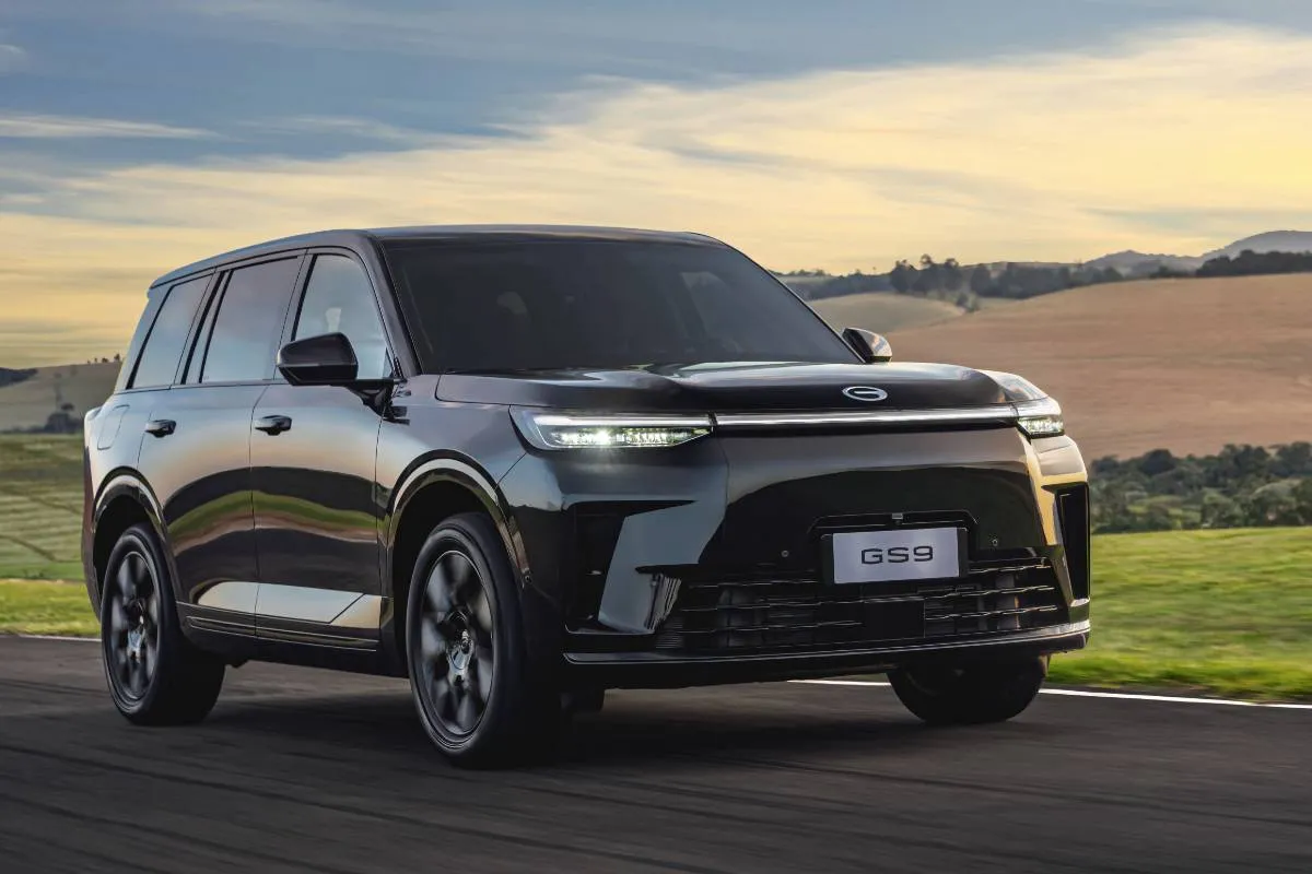 GAC GS9 Ultra. Detalhe para o modelo na cor preta e grande frontal em uma pista.