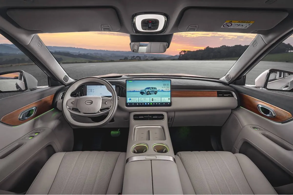 GAC GS9 Ultra. Detalhe para painel e cores claras dos bancos