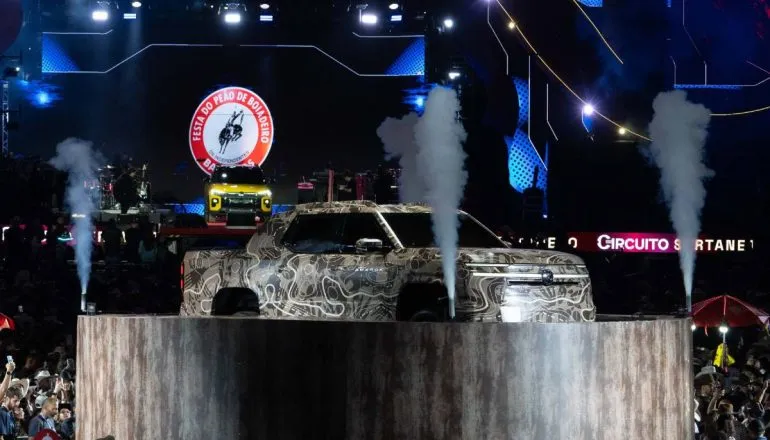 Nova Amarok 2027: imagem mostra momento da revelação em Barretos.