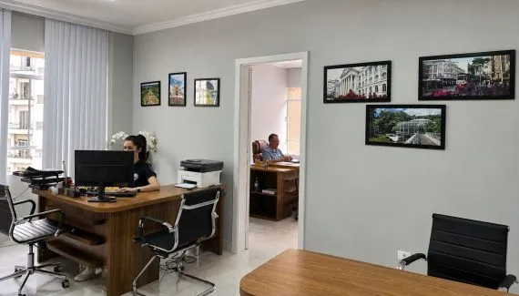 Há 105 anos, servidores de Curitiba criaram uma entidade que até hoje cuida de quem trabalha pela cidade. Conheça essa história