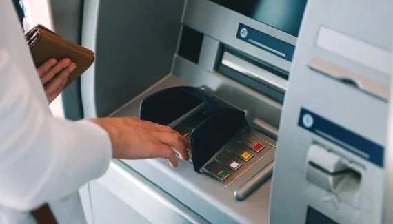 Retenção indevida de salário: bancos podem ser multados em até R$ 12 milhões, alerta Procon-PR