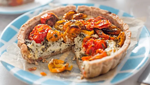 Essa torta crocante de tomate seco e muçarela vai virar sua receita favorita para o jantar