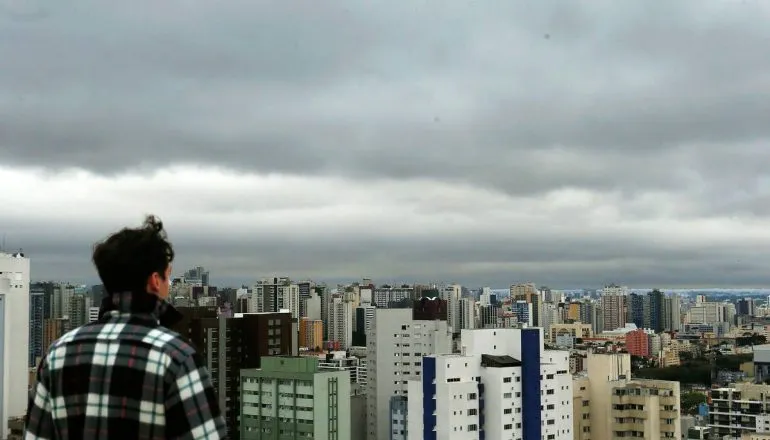 Em alerta de tempestade, Paraná terá virada brusca no tempo a partir desta terça-feira