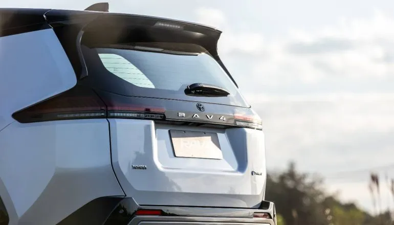 RAV4 Plug-in Hybrid. Detalhe mostra a traseira com lanternas ousadas.