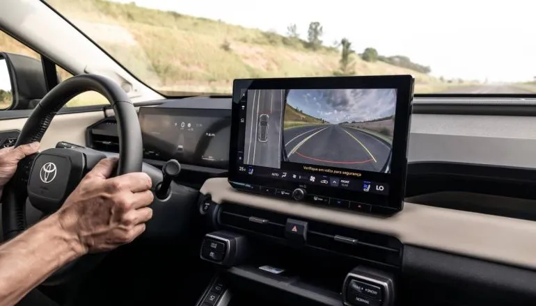 RAV4 Plug-in Hybrid. Detalhe mostra Painel interno com o painel digital de 12,3 polegadas e a central multimídia com tela de 12,9 polegadas.
