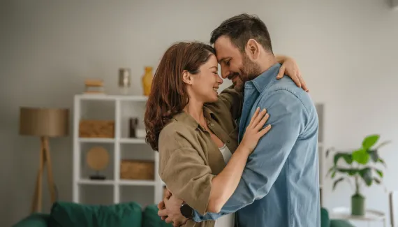 Dos grandes gestos aos cuidados discretos: veja como cada signo demonstra que está apaixonado