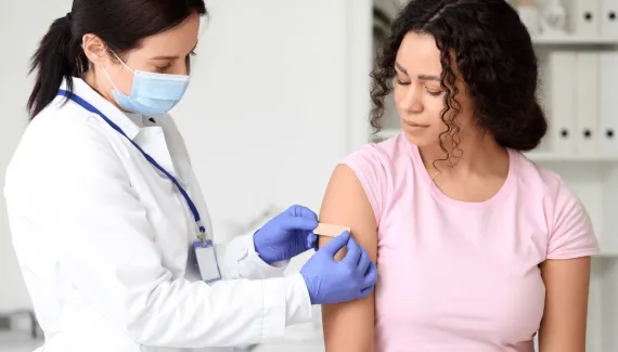 Pode tomar várias vacinas juntas? Entenda quando é seguro e quando é preciso esperar