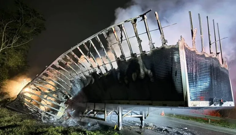 Imagem mostra uma carreta completamente incendiada na BR-376.