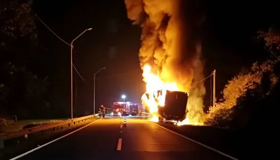 Trânsito no Paraná: Caminhão com equipamentos de show pega fogo e deixa 38 km de fila na BR-376