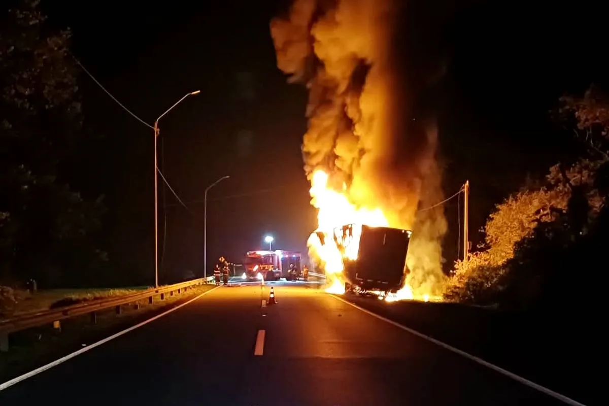 Imagem mostra uma carreta pegando fogo na BR-376.
