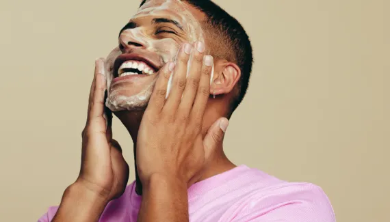 Skincare masculino: rotina simples ajuda a manter a pele saudável e previne oleosidade, irritações e envelhecimento precoce