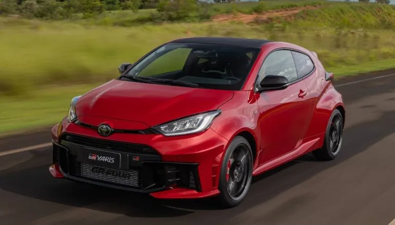 GR Yaris na cor vemelha em uma pista.