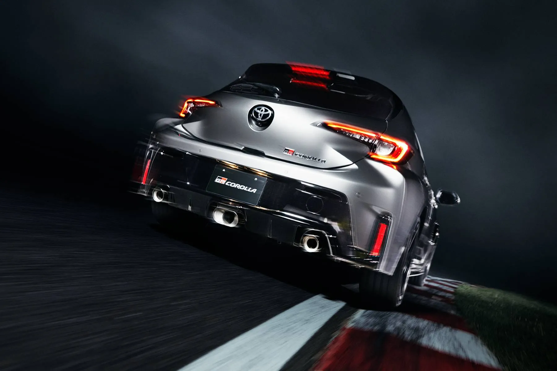 GR Corolla cinza em uma pista. Destalhe para a parte traseira do esportivo.