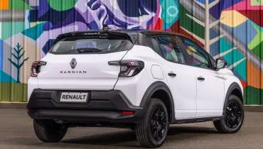 Kardian Vibe traseira 2027. Detalhe mostra a traseira do novo modelo da Renault na cor branca, com aerofólio em preto brilhante e porta-malas com capacidade de 410 litro