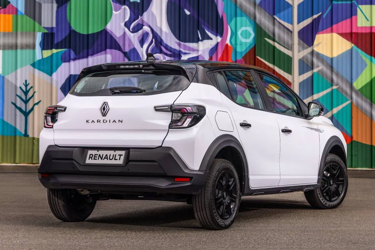 Kardian Vibe traseira 2027. Detalhe mostra a traseira do novo modelo da Renault na cor branca, com aerofólio em preto brilhante e porta-malas com capacidade de 410 litro
