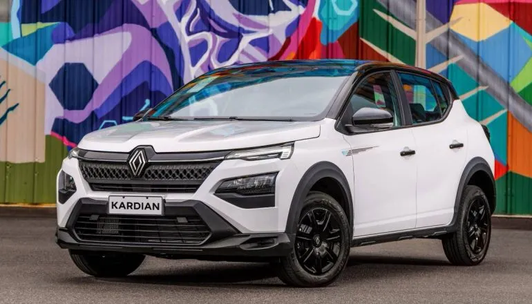 Kardian Vibe traseira 2027. Detalhe mostra a dianteira do novo modelo da Renault na cor branca.