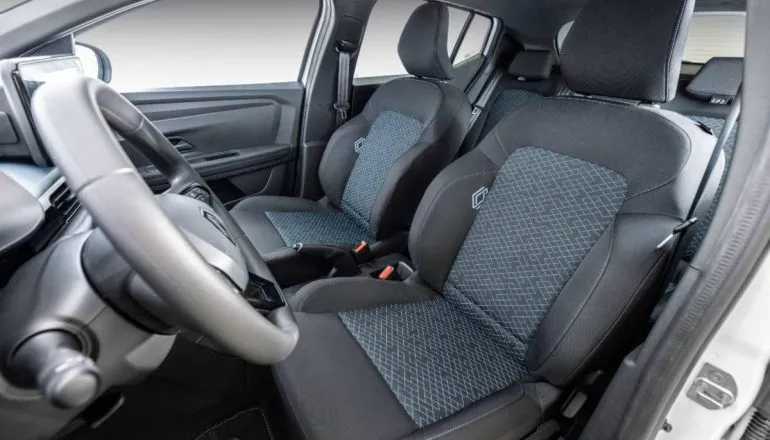 Kardian Vibe 2027. Detalhe mostra a interna, volante e bancos do novo modelo da Renault lançado.