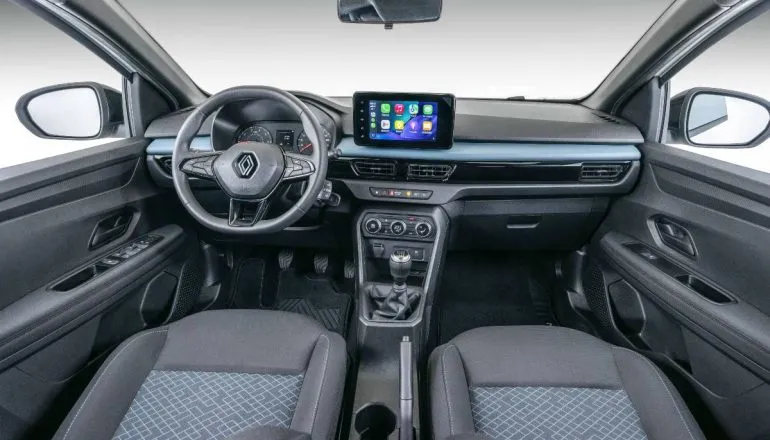 Kardian Vibe 2027. Detalhe mostra o painel, multimídia e câmbio manual do novo modelo da Renault lançado. Cabine da versão Vibe traz acabamento exclusivo na cor azul no painel e nos bancos, além de central multimídia de 8 polegadas