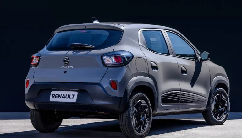 Renault Kwid 2027: Imagem mostra a traseira atualizada traz lanternas "Crystal lens" em LED, câmera de ré embutida no emblema e a nova tipografia para a inscrição do modelo.