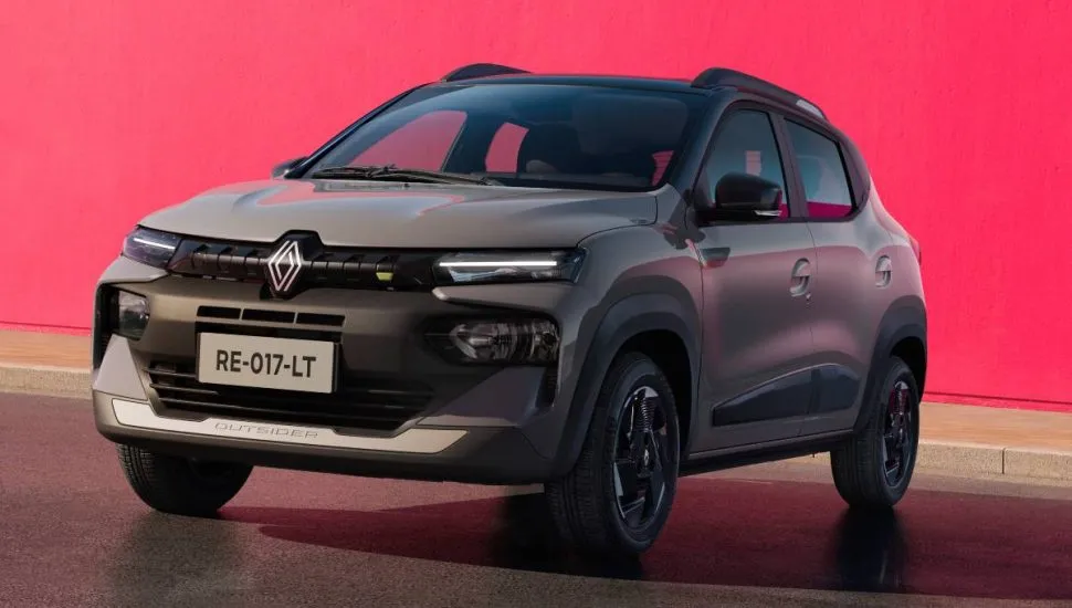 Renault Kwid 2027 : imagem mostra o novo para-choque e grade em preto brilhante exibem o logotipo atualizado da Renault, acompanhados das luzes de circulação diurna em LED.