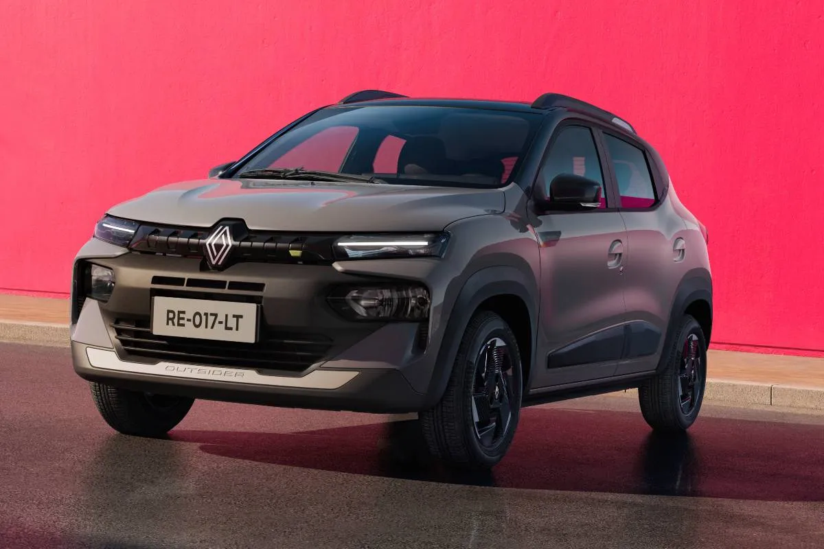 Renault Kwid 2027 : imagem mostra o novo para-choque e grade em preto brilhante exibem o logotipo atualizado da Renault, acompanhados das luzes de circulação diurna em LED.