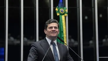 A imagem mostra o senador Sergio Moro no plenário do Senado Federal.