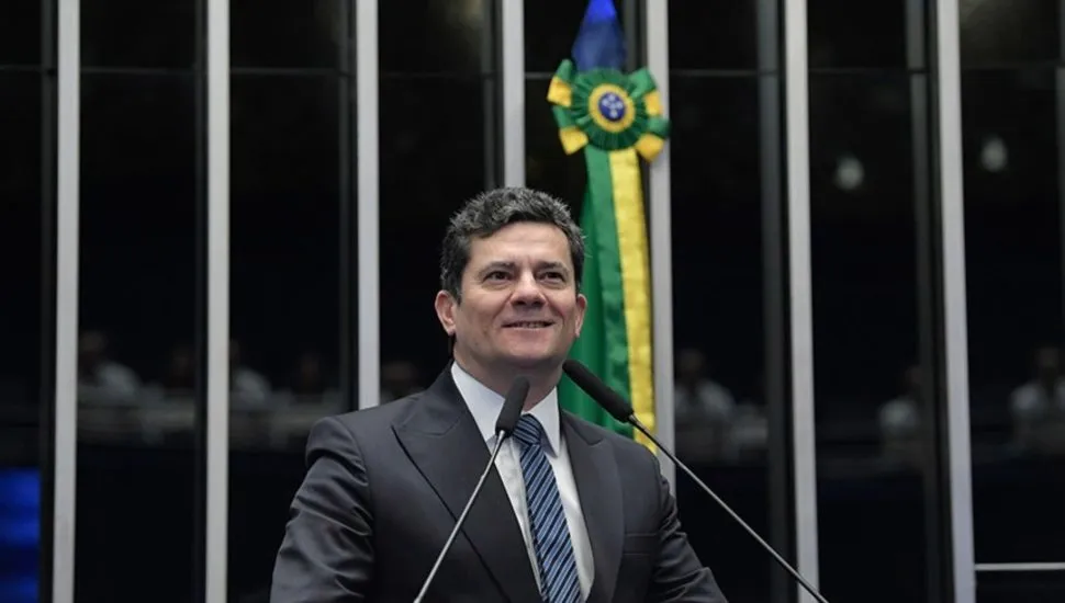 A imagem mostra o senador Sergio Moro no plenário do Senado Federal.
