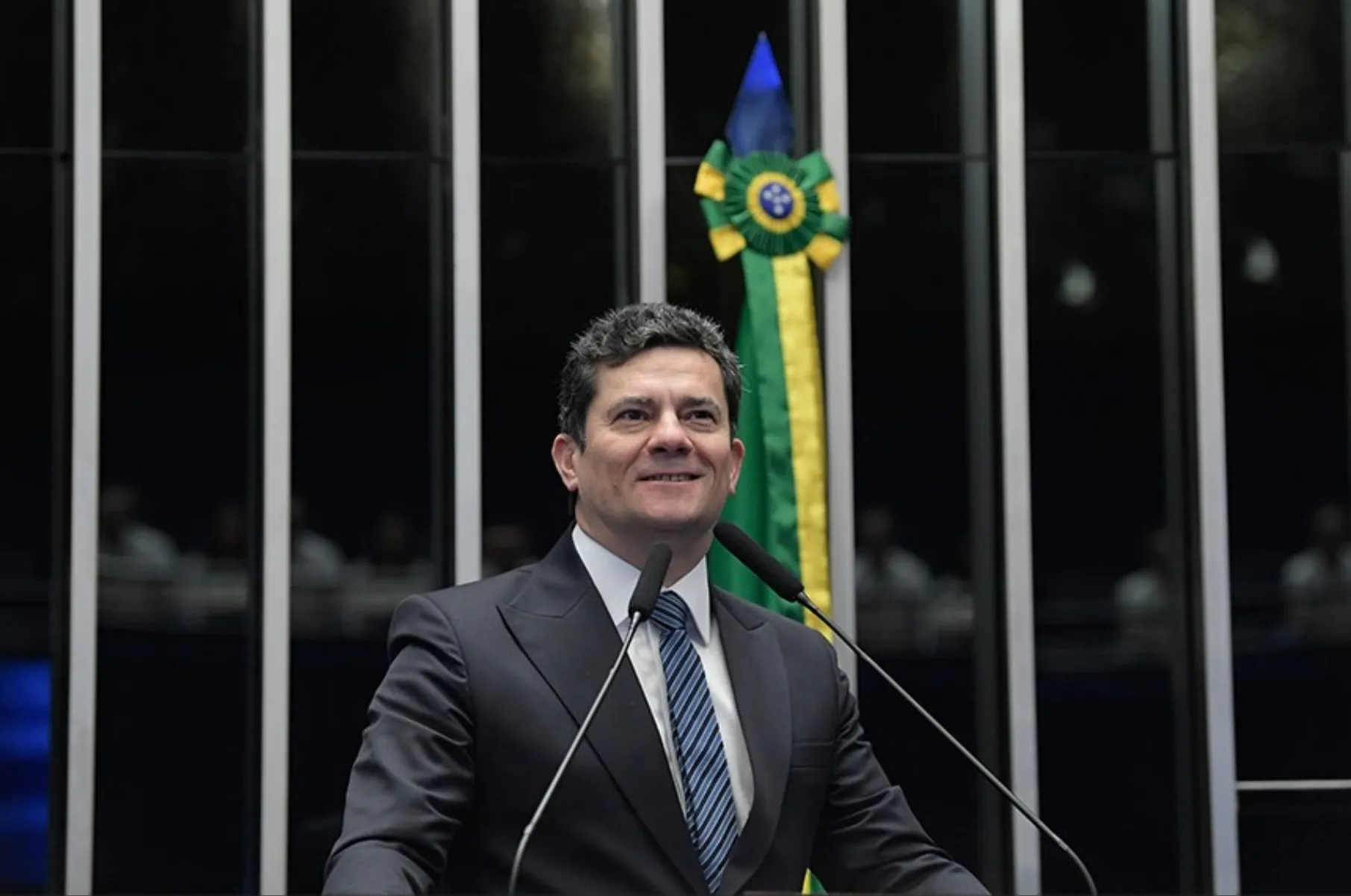 A imagem mostra o senador Sergio Moro no plenário do Senado Federal.