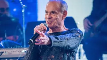 Imagem mostra Ney Matogrosso durante um show