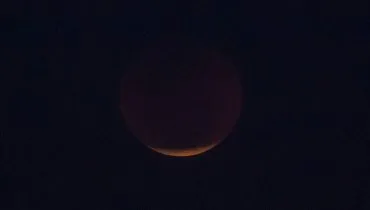 Imagem mostra a Lua de Sangue, durante um eclipse.