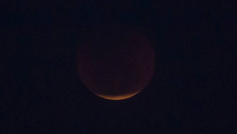 Imagem mostra a Lua de Sangue, durante um eclipse.