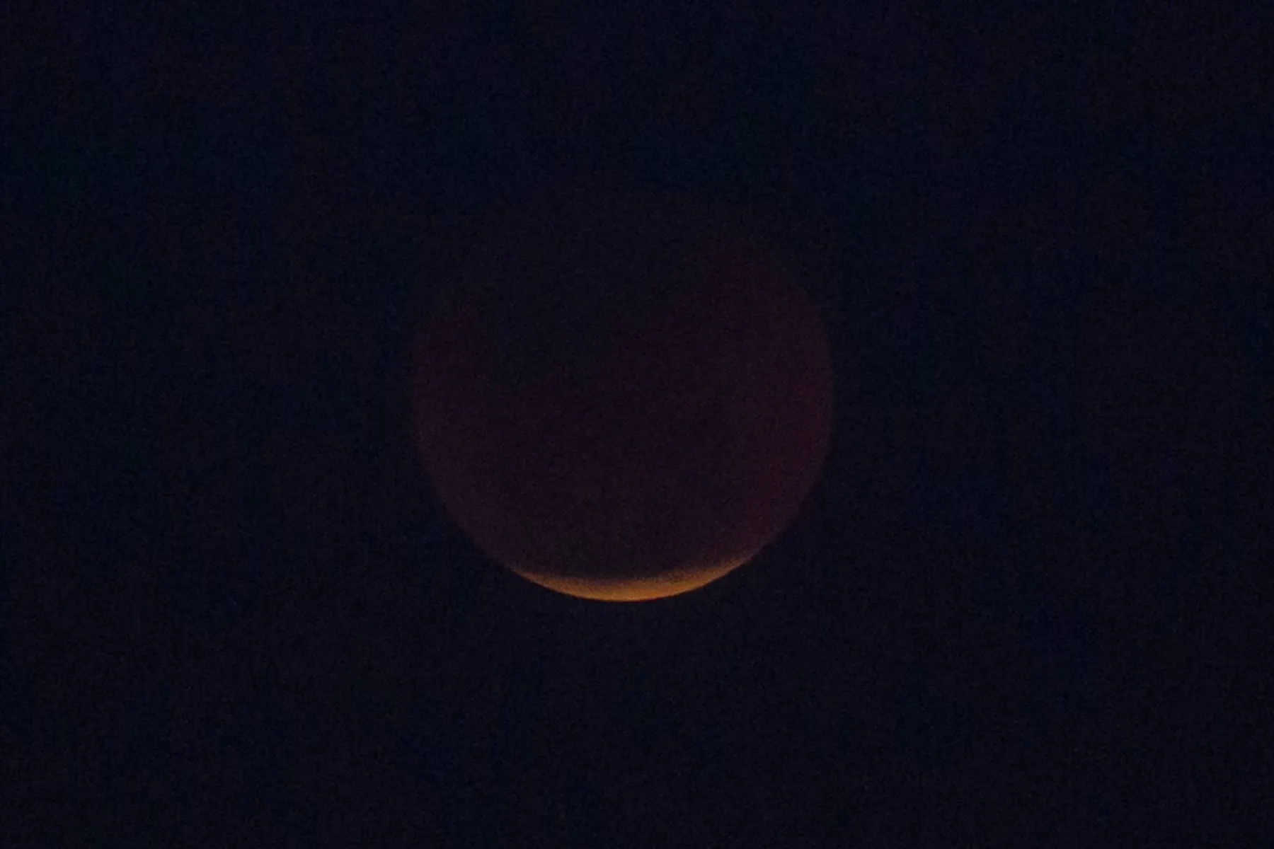Imagem mostra a Lua de Sangue, durante um eclipse.