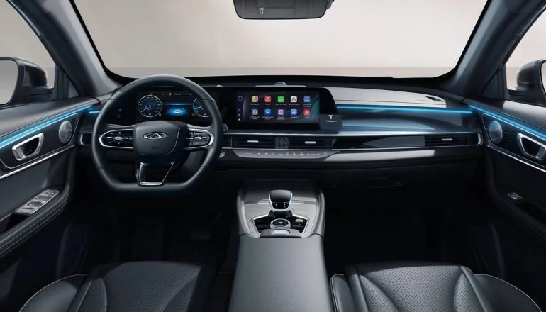 Imagem mostra o novo Tiggo 7 2027: A cabine do utilitário esportivo traz cockpit digital integrado com duas telas de 12,3 polegadas, totalizando 24,6 polegadas para comandos do veículo.