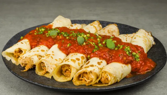 Quer um jantar proteico e fácil? Aprenda a fazer esta panqueca com frango desfiado