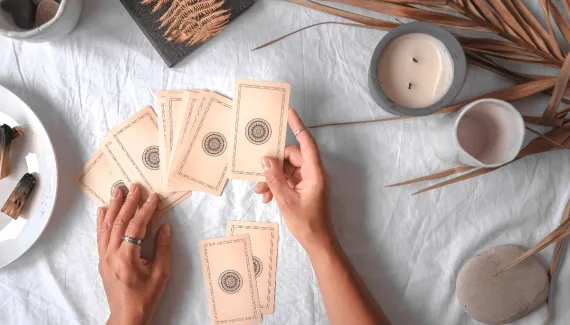 Tarot mensal: previsões para os 12 signos em setembro de 2026