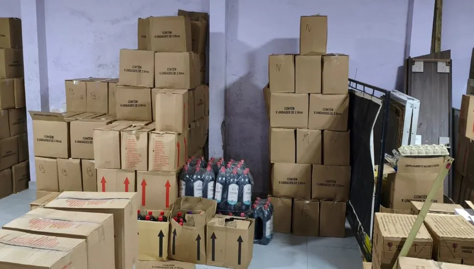 PCPR apreende bebidas adulteradas em Campo Largo e prende três empresários