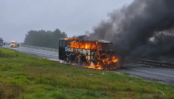 Ônibus de banda gaúcha pega fogo na BR-376 e interdita pista por horas