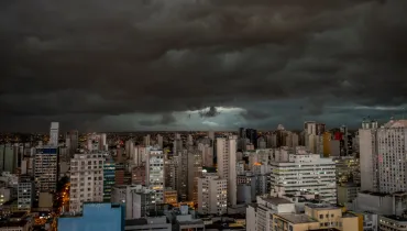 Frente fria avança e Paraná inicia semana com temporais antes de queda nas temperaturas