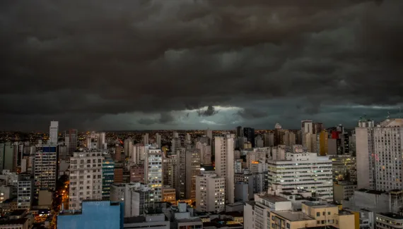 Frente fria avança e Paraná inicia semana com temporais antes de queda nas temperaturas