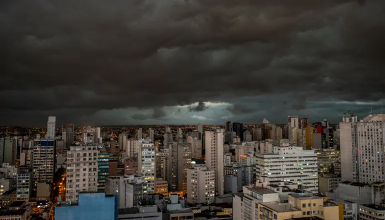 Frente fria avança e Paraná inicia semana com temporais antes de queda nas temperaturas