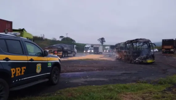 Ônibus pega fogo após bater contra caminhão e deixa 14 feridos na BR-376