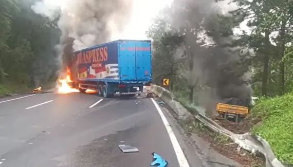 Carreta sai da pista e cai em ribanceira após veículo à frente pegar fogo na BR-116