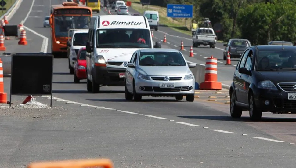 Imagem mostra um trecho da BR-116 com movimento intenso.